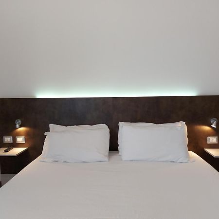 Phi Hotel Milano Baranzate Esterno foto