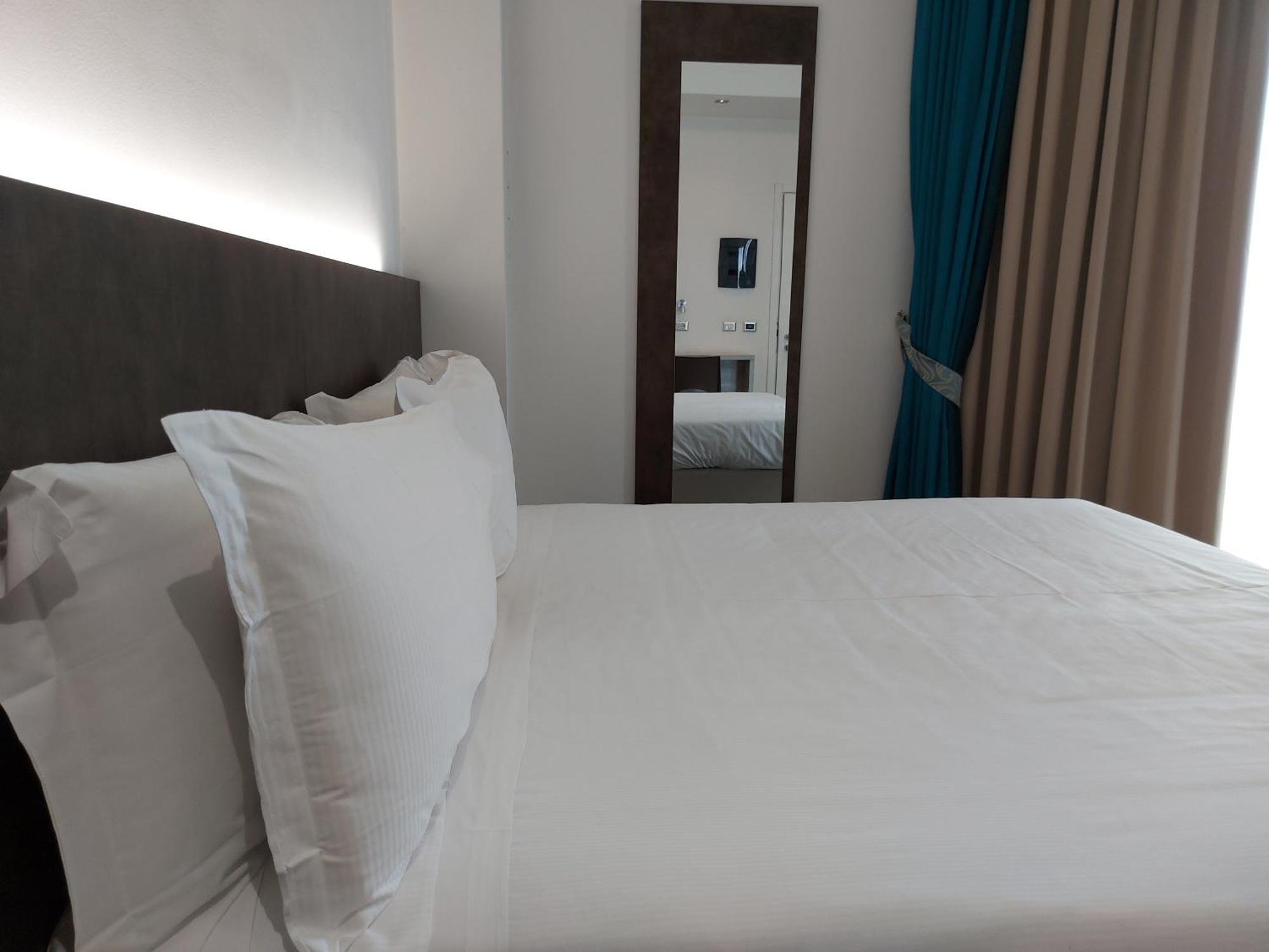 Phi Hotel Milano Baranzate Esterno foto