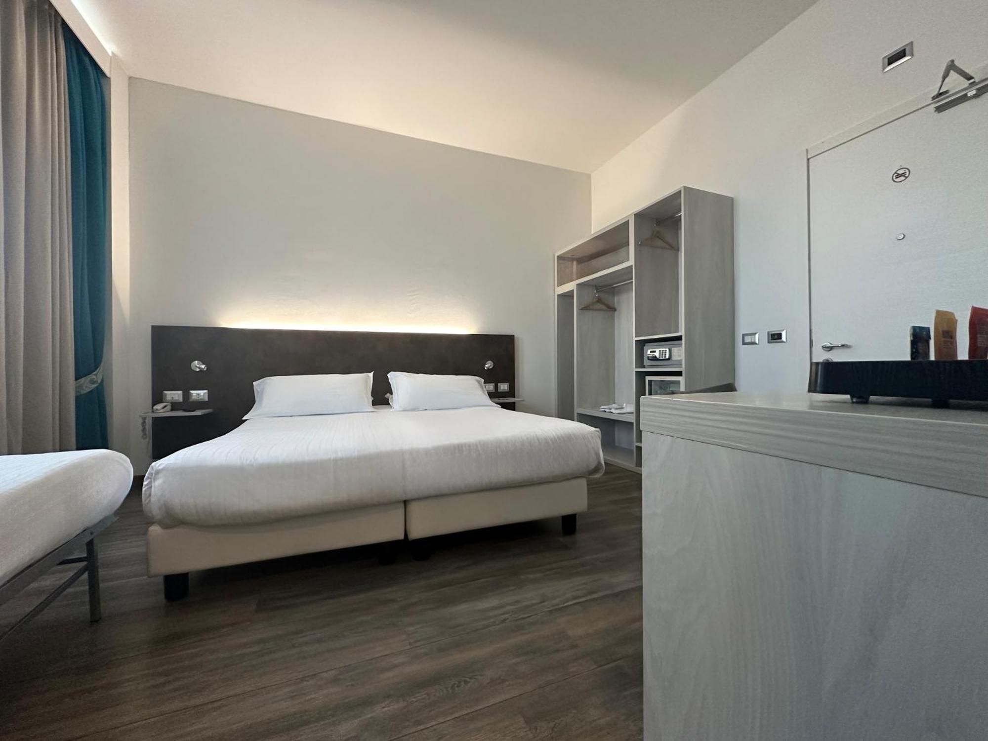 Phi Hotel Milano Baranzate Esterno foto