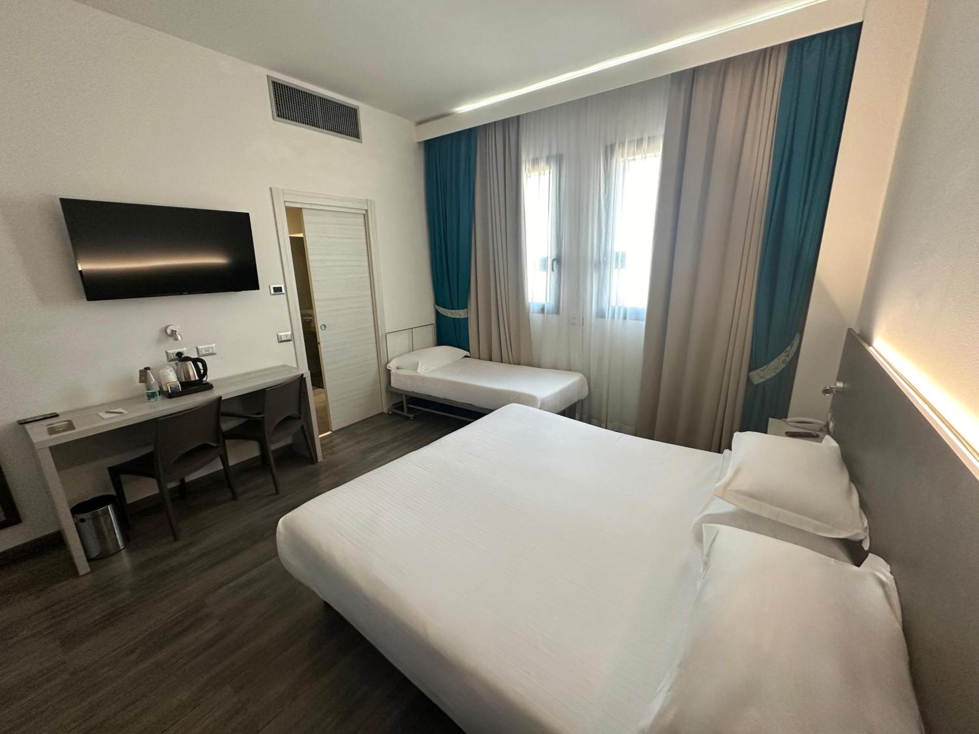 Phi Hotel Milano Baranzate Esterno foto