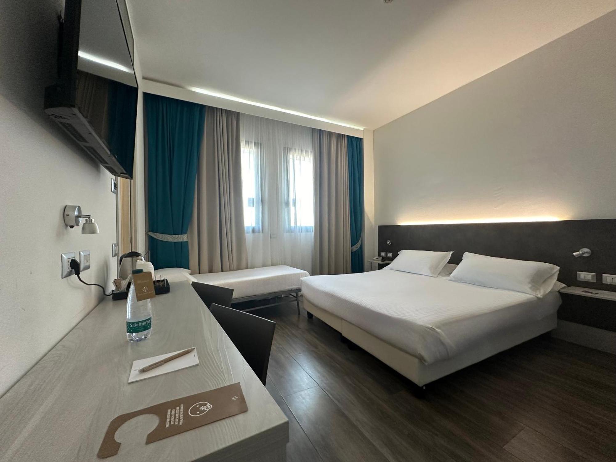 Phi Hotel Milano Baranzate Esterno foto